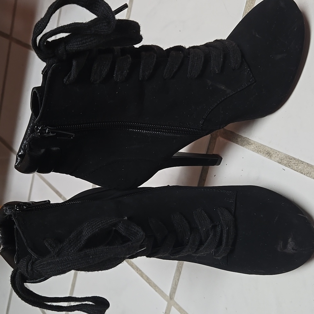 Andiamo ankle boots black suede with front ties and side zipper, minor scrufs